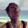 Wiz Khalifa postait le dimanche 13 janvier sur Instagram cette photo de lui en train de fumer au bong sur le balcon de sa chambre d'hôtel au Brésil avec en légende : "Fumer Rêver Vivre".