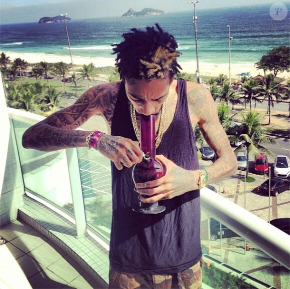 Wiz Khalifa postait le dimanche 13 janvier sur Instagram cette photo de lui en train de fumer au bong sur le balcon de sa chambre d'hôtel au Brésil.