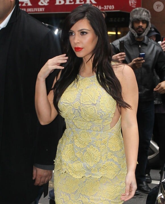 Kim Kardashian enceinte et habillée d'un ensemble Stella McCartney arrive au studio de l'émission Today sur NBC pour promouvoir son émission Kourtney and Kim Take Miami. New Yor, le 15 janvier 2013.