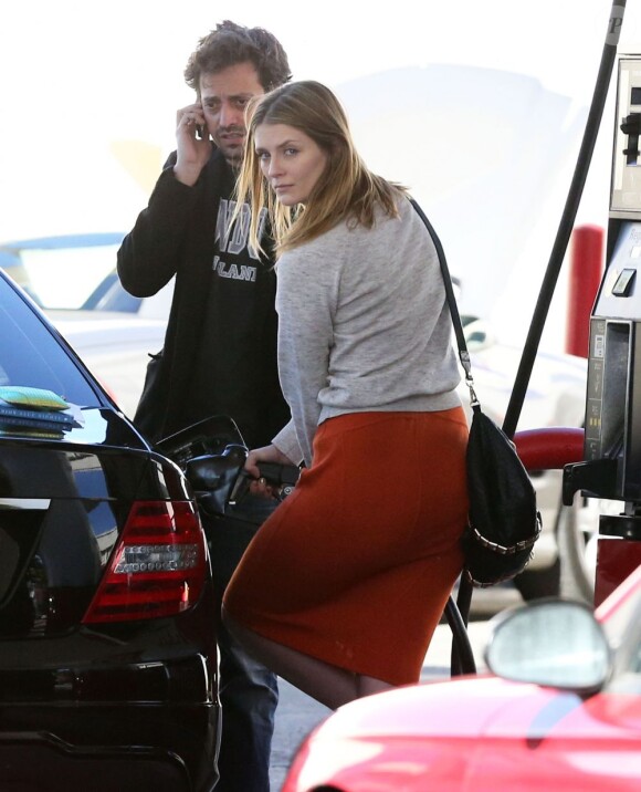 Exclu - Mischa Barton et son petit ami Sebastian Knapp font le plein de leur voiture à Studio City le 15 Janvier 2013.