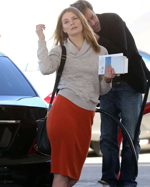Exclu - Mischa Barton et son petit ami Sebastian Knapp font le plein de leur voiture à Studio City le 15 Janvier 2013.