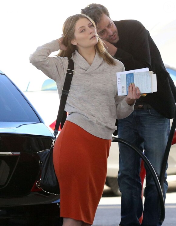 Exclu- Mischa Barton et son petit ami Sebastian Knapp font le plein de leur voiture à Studio City le 15 Janvier 2013.