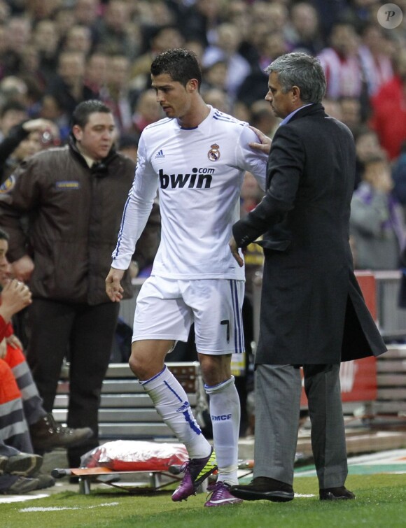 Cristiano Ronaldo et José Mourinho lors du match entre l'Atletico Madrid et le Real Madrid au stade Vicente Calderon de Madrid le 19 mars 2011