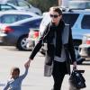 La belle Charlize Theron et son fils Jackson, en promenade à Beverly Hills, Los Angeles, le 15 janvier 2013.