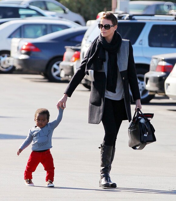 La belle Charlize Theron et son fils Jackson, en promenade à Beverly Hills, Los Angeles, le 15 janvier 2013.