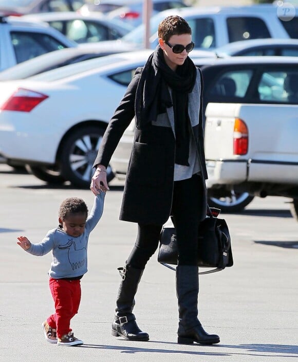 L'actrice Charlize Theron et son fils Jackson, en promenade à Beverly Hills, Los Angeles, le 15 janvier 2013.