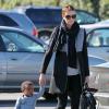 La sublime Charlize Theron et son fils Jackson, en promenade à Beverly Hills, Los Angeles, le 15 janvier 2013.