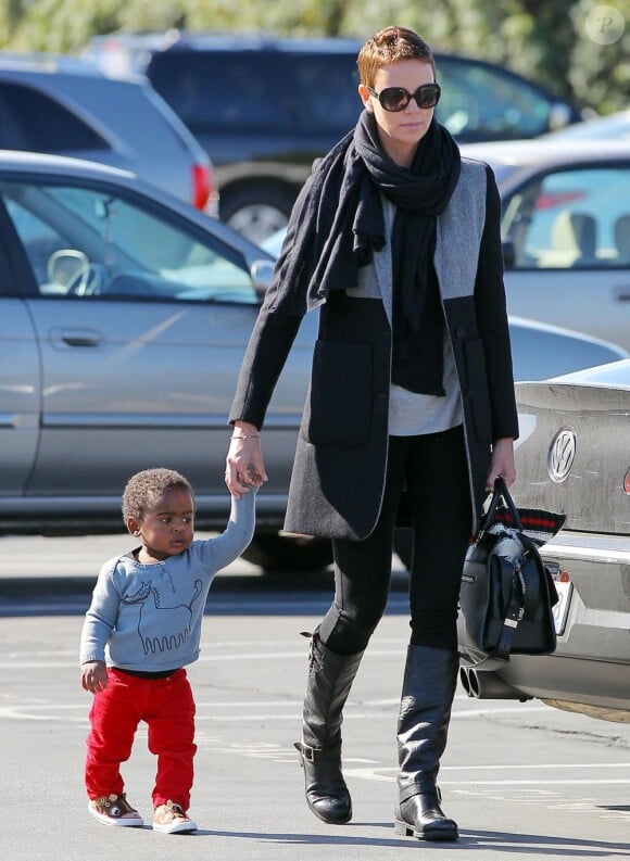 La sublime Charlize Theron et son fils Jackson, en promenade à Beverly Hills, Los Angeles, le 15 janvier 2013.