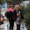 Charlize Theron et sa mère Gerda font du shopping à Los Angeles, le 27 décembre 2012.