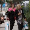 Charlize Theron et sa mère Gerda font du shopping à Los Angeles, le 27 décembre 2012.