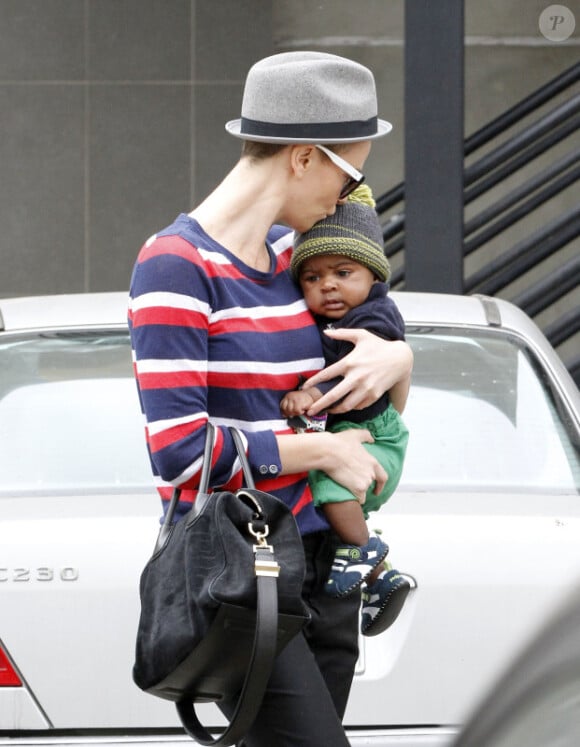 Charlize Theron et son fils dans les rues de Beverly Hills, le 11 juin 2012.