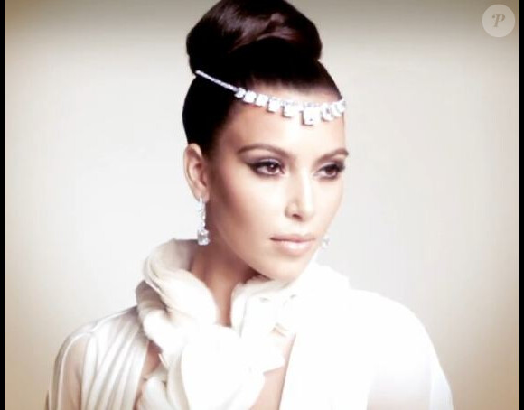 Kim Kardashian rend un vibrant hommage à la beauté orientale en posant pour le magazine Hia avec le couturier Stéphane Rolland et l'équipe créative Moda's Touch.