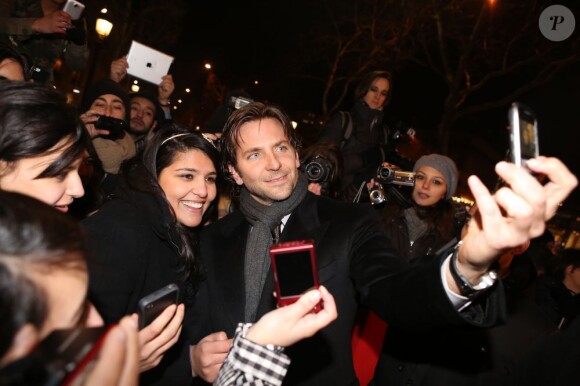 Bradley Cooper avec ses fans lors de la première française du film Happiness Therapy à l'UGC Normandie de Paris, le 17 janvier 2013