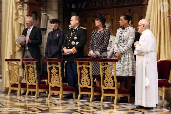 La famille princière de Monaco : Le prince Albert II, la princesse Charlene de Monaco, la princesse Caroline de Hanovre et la princesse Stéphanie de Monaco dans la cathédrale Notre-Dame-Immaculée de Monaco le jour de la fête nationale le 19 novembre 2012.