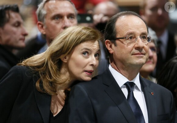 Le président Francois Hollande, soutenu par sa compagne Valérie Trierweiler, lors de ses voeux en Corrèze à Tulle le 19 janvier 2013