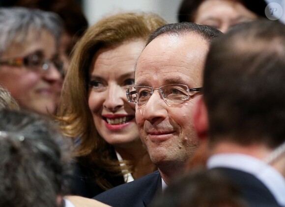 Le président Francois Hollande, soutenu par sa compagne Valérie Trierweiler, lors de ses voeux en Corrèze à Tulle le 19 janvier 2013 : En cette période difficile, le soutien de sa bien-aimée est indispensable