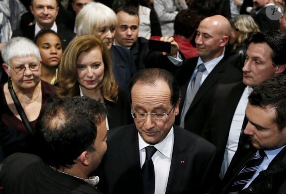 Le président Francois Hollande, soutenu par Valérie Trierweiler, lors de ses voeux en Corrèze à Tulle le 19 janvier 2013
