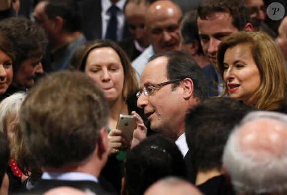 Le président Francois Hollande, soutenu par sa compagne Valérie Trierweiler, lors de ses voeux en Corrèze à Tulle le 19 janvier 2013 : En ces temps de guerre au Mali et prise d'otages en Algérie, le discours du président était très attendu