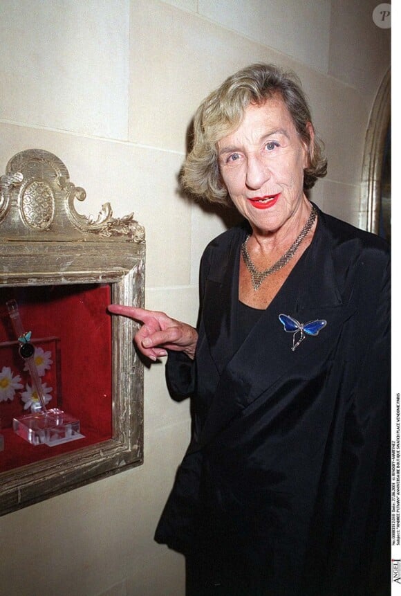 Andrée Putman à l'anniversaire de la boutique Swatch, place Vendôme, le 27 juin 2001.