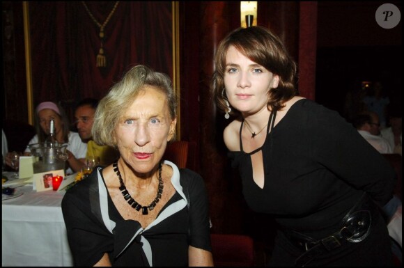 Andrée Putman et Marie Amélie Seigner lors d'une soirée donnée chez Castel à Paris, le 29 juin 2005.