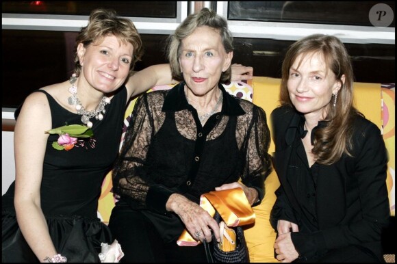 Cécile Bonnefond, Andrée Putman et Isabelle Huppert au lancement international du champagne Veuve Clicquot Rose à Paris, le 21 mars 2006.