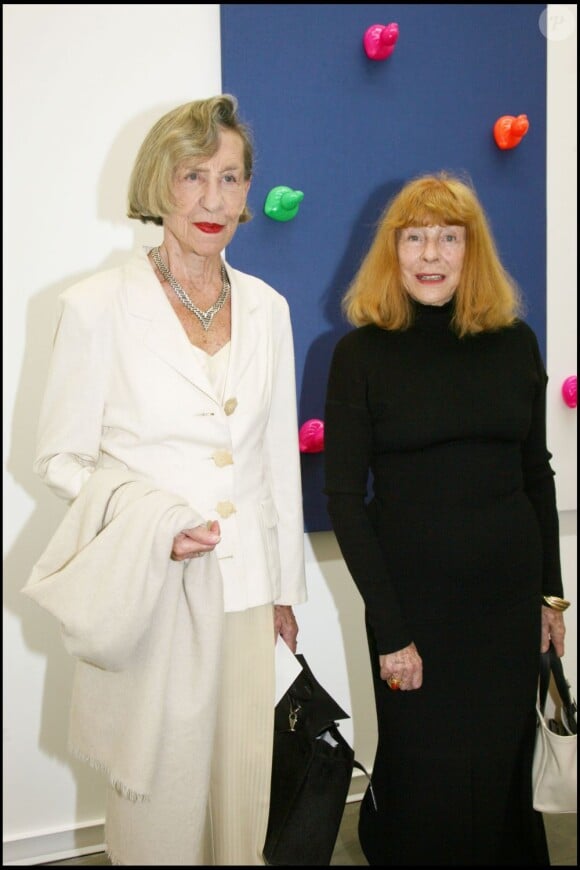 Andrée Putman et Bettina Graziani au vernissage de l'exposition de Jean-Pierre Raynaud à Paris le 12 avril 2007.