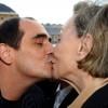 Christian Ghion embrasse Andrée Putman à Paris, le 4 octobre 2006.