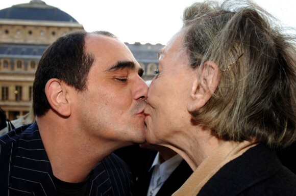 Christian Ghion embrasse Andrée Putman à Paris, le 4 octobre 2006.