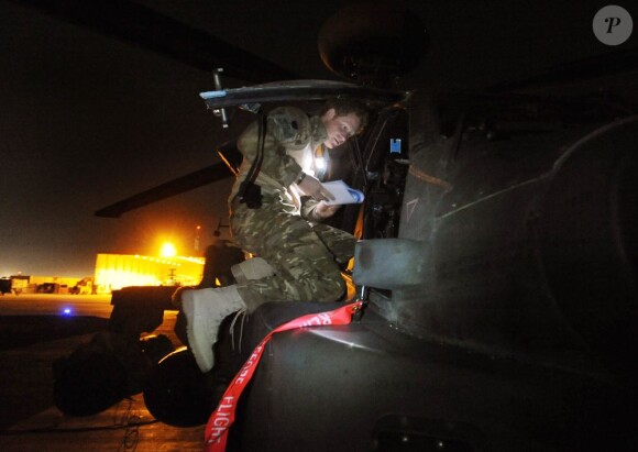 Le prince Harry, Captain Wales dans l'armée britannique, à bord de son hélicoptère Apache avant une mission de nuit, Camp Bastion en Afghanistan dans la province du Helmand, le 11 décembre 2012. Photo diffusée à la fin de sa mission, le 22 janvier 2012.