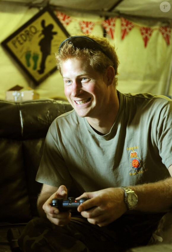 Le prince Harry, Captain Wales dans l'armée britannique, en pleine partie de jeu vidéo à Camp Bastion en Afghanistan dans la province du Helmand, en novembre 2012. Photo diffusée à la fin de sa mission, le 22 janvier 2012.