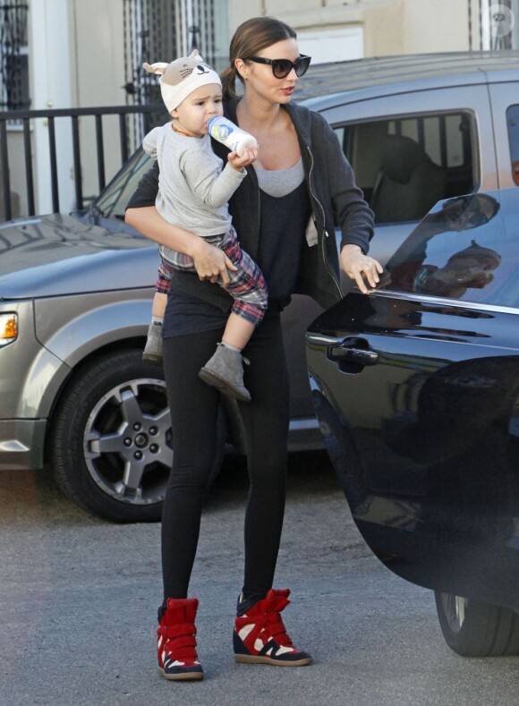 Miranda Kerr et son adorable fils de deux ans Flynn dans les rues de L.A. en janvier 2013.Photo exclusive