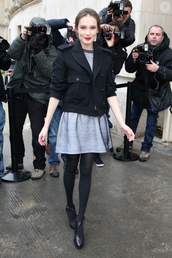 Ana Girardot arrive au défilé Chanel Haute Couture le 22 janvier 2013