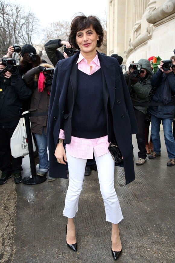 Inès de la Fressange arrive au défilé Chanel Haute Couture le 22 janvier 2013