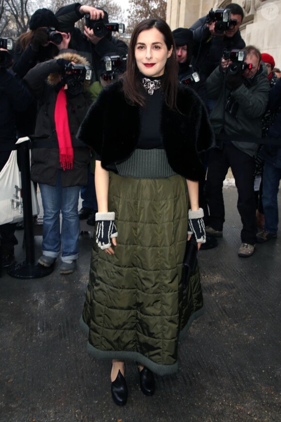 Amira Casar arrive au défilé Chanel Haute Couture le 22 janvier 2013