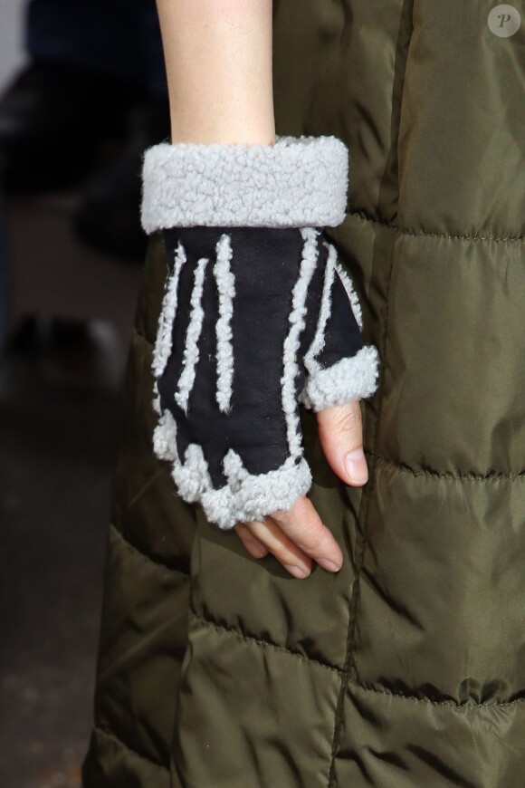 Amira Casar arrive au défilé Chanel Haute Couture le 22 janvier 2013