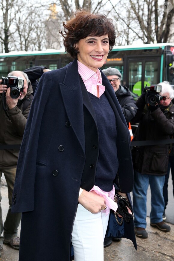 Inès de la Fressange arrive au défilé Chanel Haute Couture le 22 janvier 2013