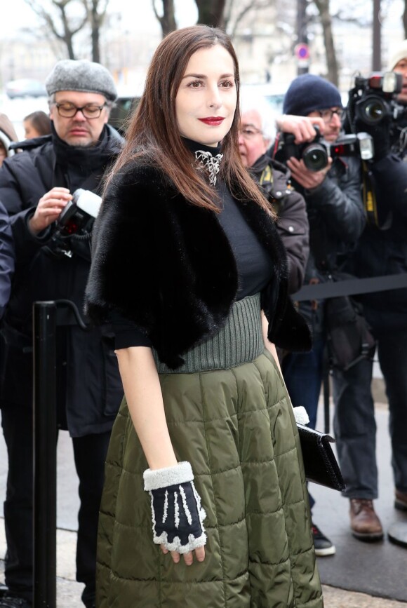 Amira Casar arrive au défilé Chanel Haute Couture le 22 janvier 2013