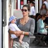 Alessandra Ambrosio et son fils Noah sont allés se balader au Brentwood County Mart le Los Angeles le 22 janvier 2013.