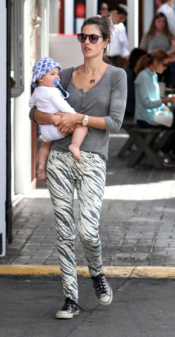 Alessandra Ambrosio et son fils Noah sont allés se balader au Brentwood County Mart le Los Angeles le 22 janvier 2013.