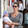 Alessandra Ambrosio et son fils Noah sont allés se balader au Brentwood County Mart le Los Angeles le 22 janvier 2013.
