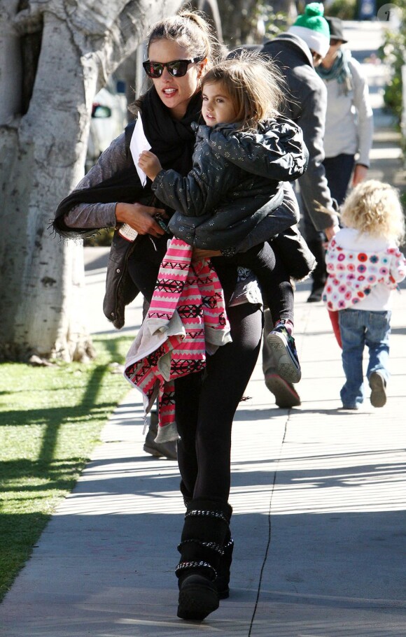 Alessandra Ambrosioca chercher sa fille Anja à l'école le 14 janvier 2013