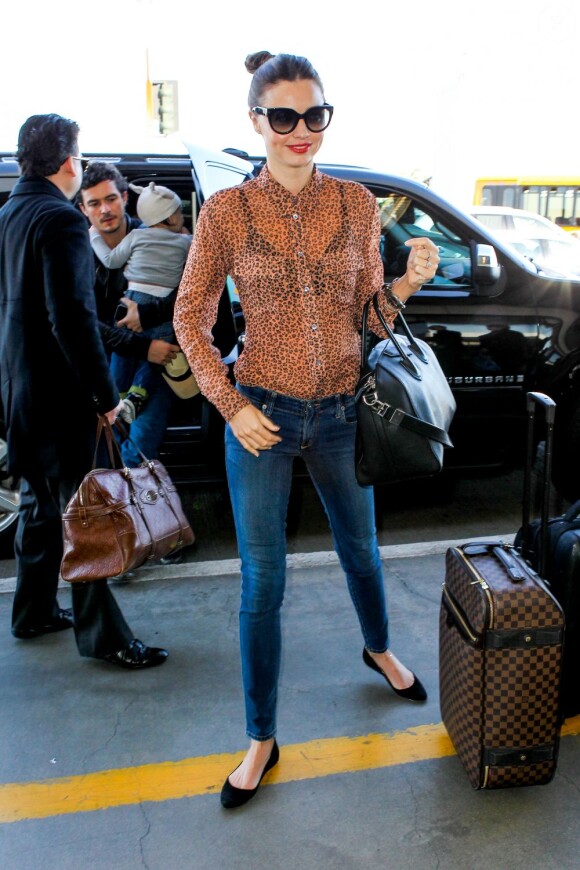 Miranda Kerr arrive à l'aéroport de Los Angeles, suivie de son mari Orlando Bloom et leur fils Flynn. Le 22 janvier 2013.
