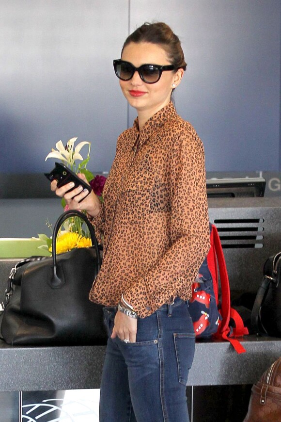 Miranda Kerr arrive à l'aéroport de Los Angeles avec son mari Orlando Bloom et leur fils Flynn. Le 22 janvier 2013.