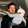 L'acteur Orlando Bloom arrive à l'aéroport de Los Angeles avec son fils Flynn dans les bras. Le 22 janvier 2013.