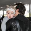 L'acteur Orlando Bloom arrive à l'aéroport de Los Angeles avec son fils Flynn, deux ans, dans les bras. Le 22 janvier 2013.