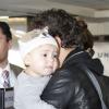 Orlando Bloom et son fils Flynn arrivent a l'aéroport de Los Angeles, le 22 janvier 2013.