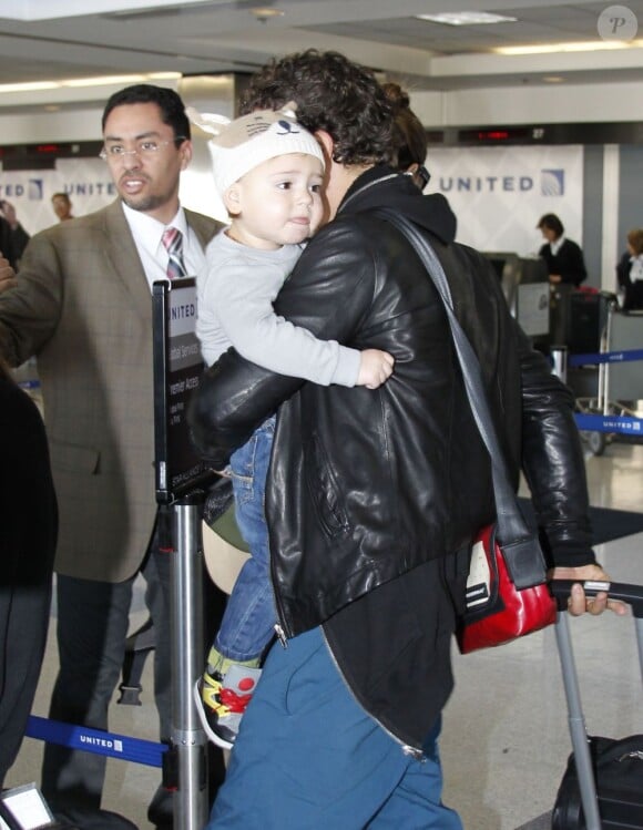 Orlando Bloom et son fils Flynn arrivent a l'aéroport de Los Angeles, le 22 janvier 2013.