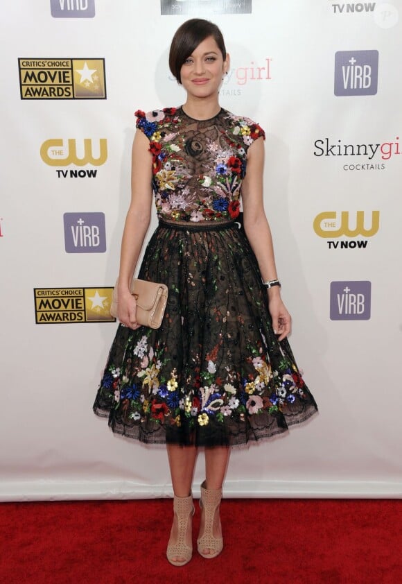 Marion Cotillard porte une robe Zuhair Murad haute couture collection automne-hiver 2012-2013 aux Critics Choice Movie Awards. Santa Monica, le 10 janvier 2013.