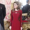 Réception au palais de la Zarzuela, à Madrid, le 23 janvier 2013, en l'honneur du corps diplomatique. Au côté du roi Juan Carlos, aidé de béquilles, de la reine Sofia, en vert, et de son époux Felipe, Letizia d'Espagne faisait forte impression en robe rouge.