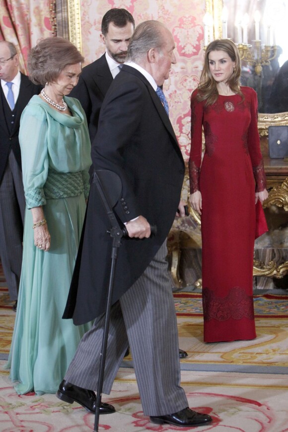 Au palais de la Zarzuela, à Madrid, le 23 janvier 2013, réception en l'honneur du corps diplomatique. Au côté du roi Juan Carlos, aidé de béquilles, de la reine Sofia, en vert, et de son époux Felipe, Letizia d'Espagne faisait forte impression en robe rouge.